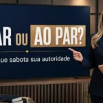 Professora aponta para tela com a dúvida a par ou ao par em capa educacional sobre erro de português.